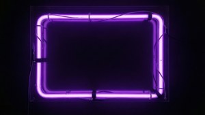 Tipografi için boş bir neon mor çerçeve.