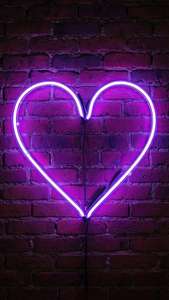 Mor neon kalp ışığının tuğla duvarda romantik parıltısı. — Neon mor Duvar Kağıdı
