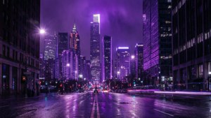 Islak yansımalarla dolu, kasvetli bir mor neon silüeti. — Neon mor Duvar Kağıdı