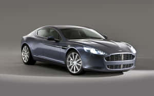 Muhteşem Aston Martin Rapide S hareket halinde — MacBook Air M1 Duvar Kağıdı
