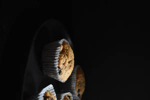 Siyah arka planda muffin duvar kağıdı — Doygunluğu Azaltılmış Duvar Kağıdı