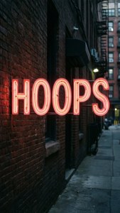 Şehir neon tabelası, HOOPS kelimesini içeriyor — Basketbol GIF Duvar Kağıdı
