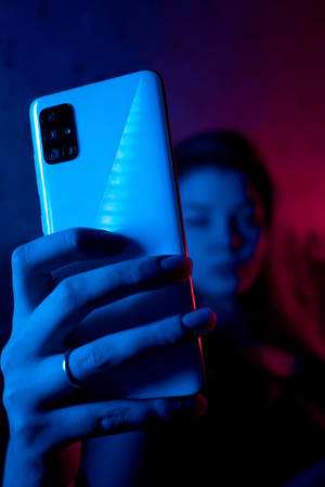 Neon Mavi iPhone'da Telefonlu Kadın — Neon Duvar Kağıdı