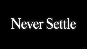 OnePlus 'Never Settle' alıntısı, siyah arka plan üzerinde beyaz serif yazı tipiyle. — OnePlus Duvar Kağıdı