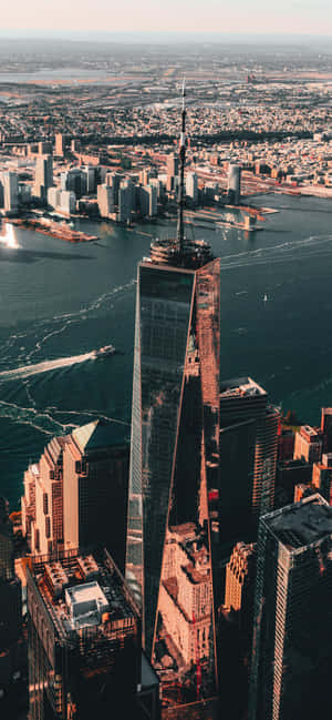 New York Özgürlük Kulesi Sinematik Tepe Çekimi — Galaxy A54 Duvar Kağıdı