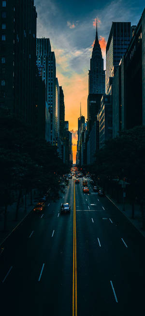 New York Şehrinde Araba Kullanan iPhone — Galaxy S24 Duvar Kağıdı