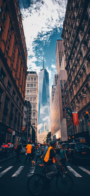 New York'un Kalabalık Caddelerinde Karşıdan Karşıya Geçenler iPhone — Galaxy S22 Ultra Duvar Kağıdı