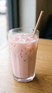 Ferahlatıcı açık pembe buzlu kahve, mükemmel estetik bir içecek. — Açık pembe estetik Duvar Kağıdı