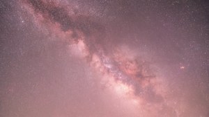 Parlayan pembe yıldızlarla dolu rüya gibi açık pembe bir yıldızlı gece. — Açık pembe estetik Duvar Kağıdı