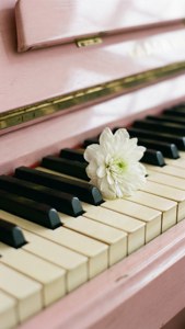 Piyano tuşları ve beyaz çiçekler, yumuşak pastel renkler. — Müzik estetiği Duvar Kağıdı