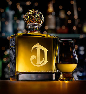 Premium Deleon Gold Tekila - Lüks hayata kadeh kaldırın — Galaxy Z Flip 8 Duvar Kağıdı