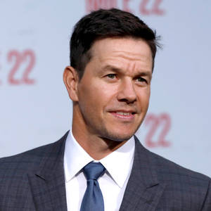 Resmi Kıyafetli Mark Wahlberg duvar kağıdı — Pixel Watch 3 Duvar Kağıdı