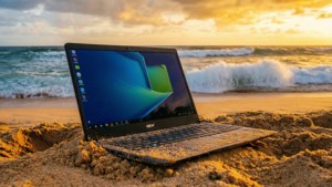 Bir Chromebook'un büyüleyici bir gün batımında kumsalda duruşu.