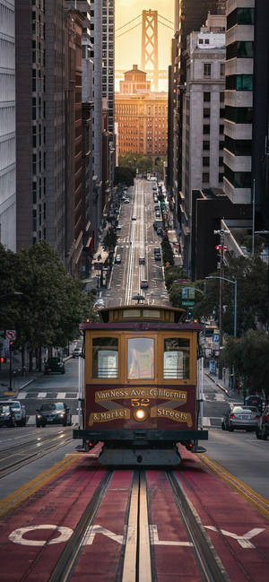 San Francisco Teleferik Gün Batımı — iPhone 16 Pro Max Duvar Kağıdı