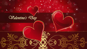Kırmızı zemin üzerinde altın çerçeveli üç kırmızı kalp, parıltılar ve altın desenlerle birlikte üzerinde "Sevgililer Günü" yazısı. — Chromebook Duvar Kağıdı