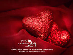 Yumuşak kırmızı bir kumaş üzerinde yan yana duran iki simli kalp ve altlarında "Happy Valentine's Day" yazısı. — 4:3 Duvar Kağıdı
