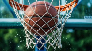 Basketbol filesinin ve topun su damlacıklarıyla dinamik bir his yaratan yakın çekimi. — Basketbol GIF Duvar Kağıdı