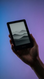 Degrade arka plana sahip modern bir Kindle Oasis, premium tasarımını vurguluyor. — Kindle Duvar Kağıdı