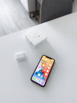 Şık ve Stil Sahibi iPhone 11 Aksiyonda — iPhone 14 Duvar Kağıdı