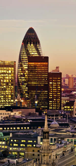 Sis İçinde Gherkin ve Diğer Gökdelenler — Pixel 10 Pro XL Duvar Kağıdı