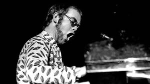 Siyah beyaz klasik Elton John konseri duvar kağıdı — Studio Display Duvar Kağıdı