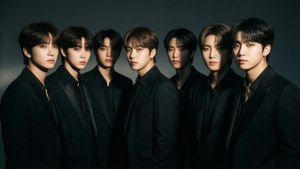 BTS, şık siyah takım elbiseleri ve dramatik noir ışıklandırmasıyla.