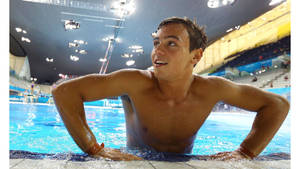 Tom Daley Havuz Kenarı Görünümü duvar kağıdı. — iMac Duvar Kağıdı
