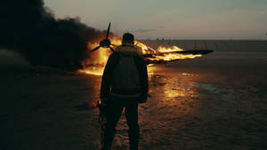 Dunkirk filminde Farrier rolündeki Tom Hardy'nin yanan bir uçağa baktığı duvar kağıdı.