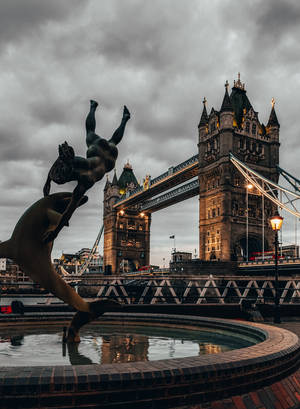 Tower Bridge Yakınındaki Çeşme duvar kağıdı
