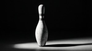 Yüksek kontrastlı siyah beyazda dramatik bir şekilde aydınlatılmış tek bir bowling lobutu. — ROG Ally Duvar Kağıdı