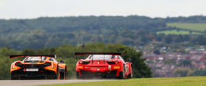 Yolda yarışan Ferrari ve McLaren arabası duvar kağıdı. — 3440x1440 Duvar Kağıdı