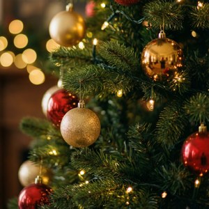 Sıcak bokeh ışıklarıyla bir Noel ağacının samimi yakın çekimi. — Estetik noel Duvar Kağıdı