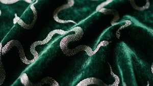 Lüks bir Slytherin estetiği için gümüş yılan desenli koyu yeşil kadife duvar kağıdı.